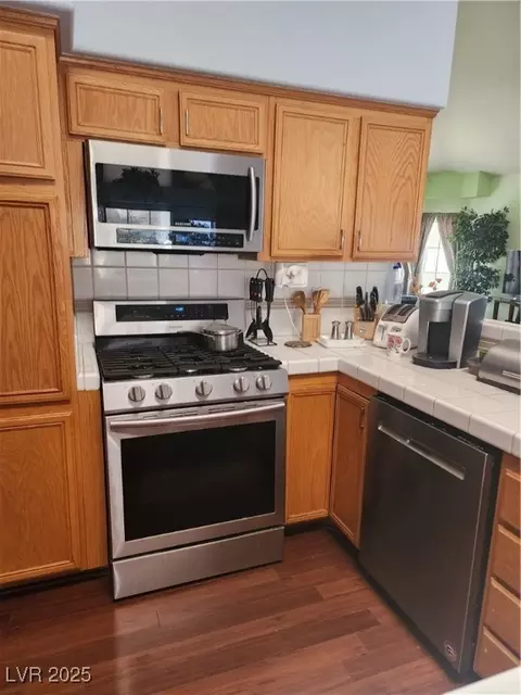 Kitchen - 2138 Eaglepath Cir, Henderson, NV 89074 photo 1 of 2