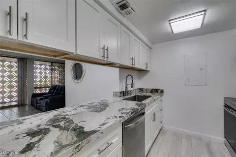 205 E Harmon Ave #112, Las Vegas, NV 89169