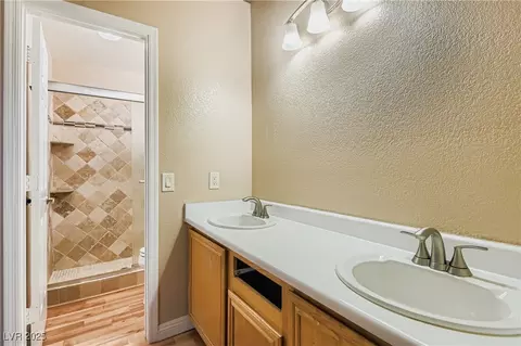 Bath - 908 Dodee Ct, Henderson, NV 89015 photo 1 of 2