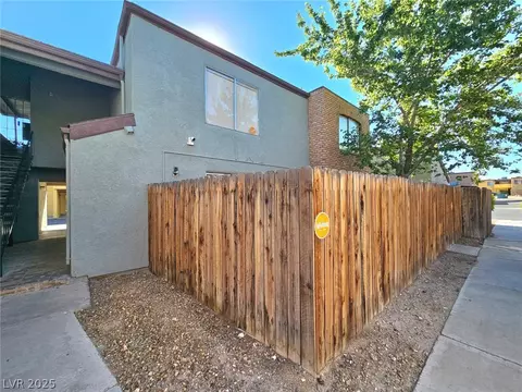 1460 Hialeah Dr #B, Las Vegas, NV 89119