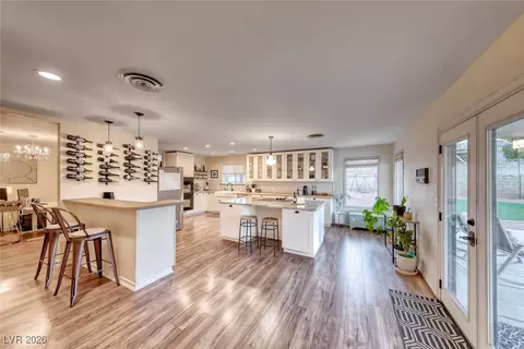 2735 Torrey Pines Dr, Las Vegas, NV 89146