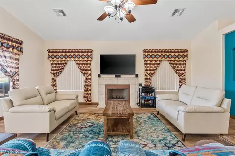 Living - 1418 Palm Dr, Laughlin, NV 89029 photo 2 of 4
