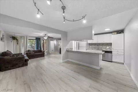 5026 Village Dr, Las Vegas, NV 89142