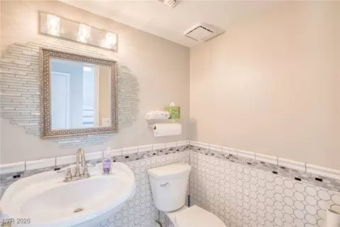 Bath - 3095 Quantana Way, Laughlin, NV 89029 photo 2 of 10