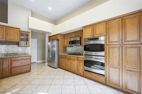 Kitchen - 2107 Eaglepath Cir, Henderson, NV 89074 photo 2 of 3