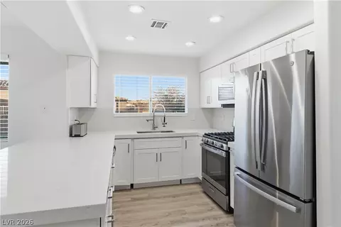 Kitchen - 2184 Camel Mesa Dr, Laughlin, NV 89029 photo 3 of 11