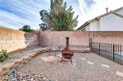 Exterior - 312 W Warm Front St, Henderson, NV 89014 photo 4 of 8