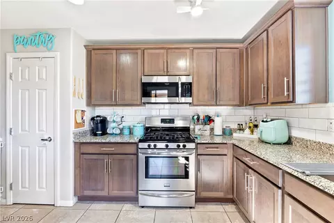 Kitchen - 2225 Chandler Ranch Pl, Laughlin, NV 89029 photo 3 of 5