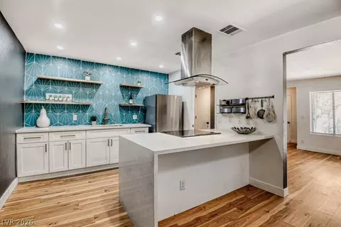 5091 Village Dr, Las Vegas, NV 89142