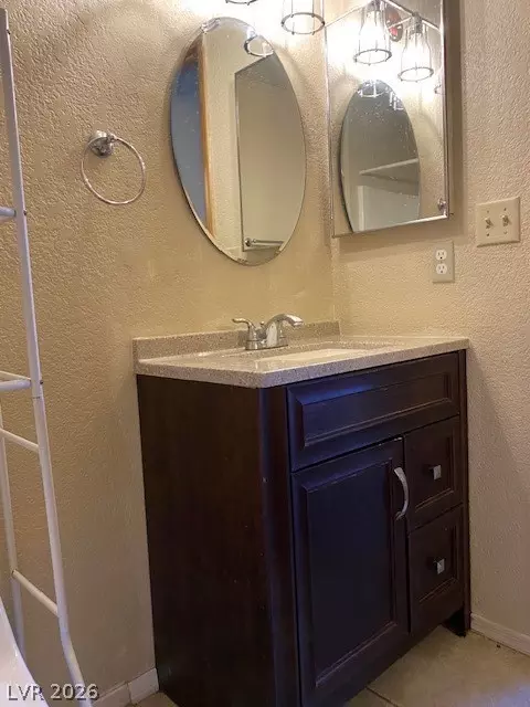 Bath - 1772 Esteban Ave, Laughlin, NV 89029 photo 2 of 5