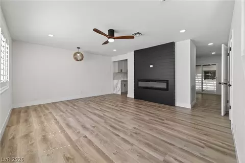 335 Greenbriar Townhouse Way, Las Vegas, NV 89121