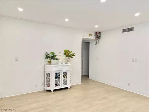 575 S Royal Crest Cir #7, Las Vegas, NV 89169