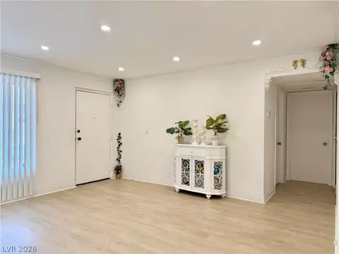 575 S Royal Crest Cir #7, Las Vegas, NV 89169
