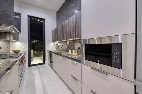 Kitchen - 19 Boulderback Dr, Henderson, NV 89012 photo 5 of 6