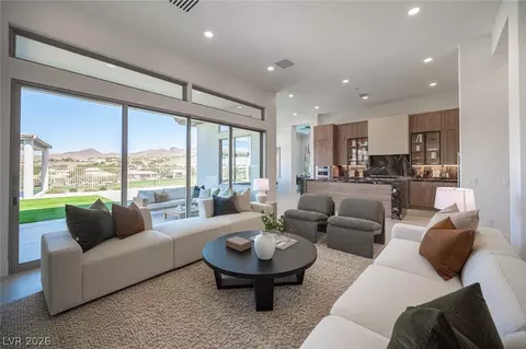 18 Brookridge Dr, Henderson, NV 89052