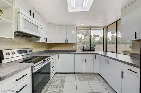2471 Palmera Dr, Las Vegas, NV 89121