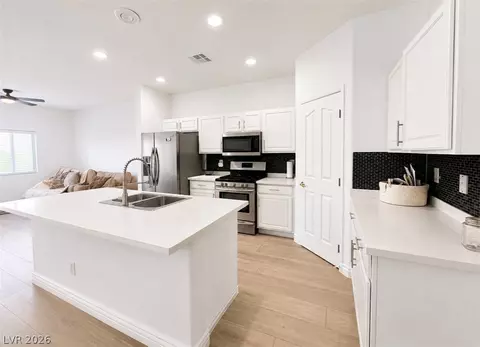 2444 Belt Buckley Dr, Henderson, NV 89002
