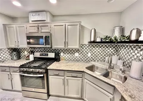 Kitchen - 2205 Camel Mesa Dr, Laughlin, NV 89029 photo 4 of 10