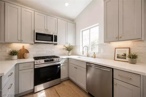 5539 Ballinger Dr, Las Vegas, NV 89142