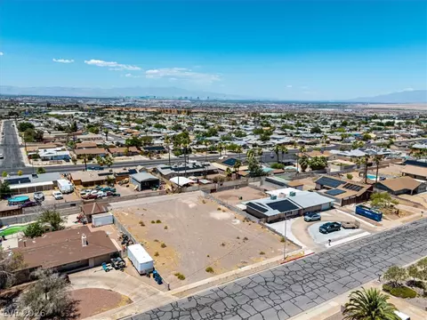 835 Park Ln, Henderson, NV 89015