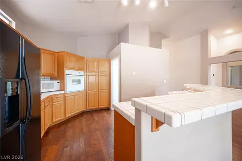 Kitchen - 2146 Eaglepath Cir, Henderson, NV 89074 photo 2 of 5