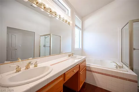 Bath - 2146 Eaglepath Cir, Henderson, NV 89074 photo 3 of 5