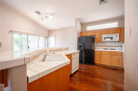 Kitchen - 2146 Eaglepath Cir, Henderson, NV 89074 photo 3 of 5