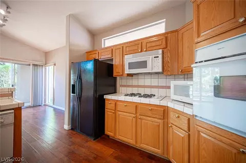 Kitchen - 2146 Eaglepath Cir, Henderson, NV 89074 photo 5 of 5