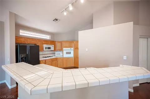 Kitchen - 2146 Eaglepath Cir, Henderson, NV 89074 photo 4 of 5
