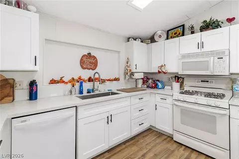 Kitchen - 1690 Solano Ln, Laughlin, NV 89029 photo 4 of 8