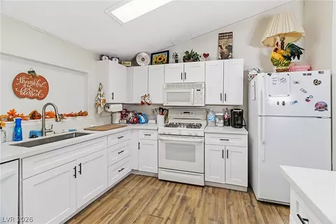 Kitchen - 1690 Solano Ln, Laughlin, NV 89029 photo 5 of 8