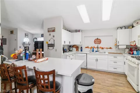 Kitchen - 1690 Solano Ln, Laughlin, NV 89029 photo 2 of 8
