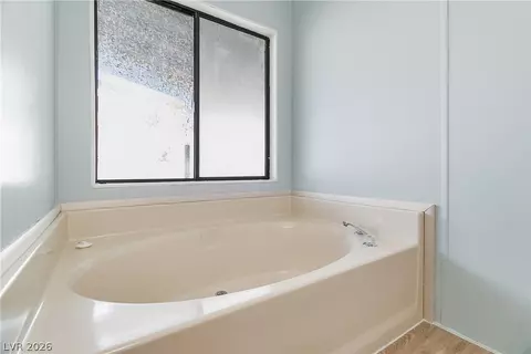 Bath - 1690 Solano Ln, Laughlin, NV 89029 photo 4 of 6