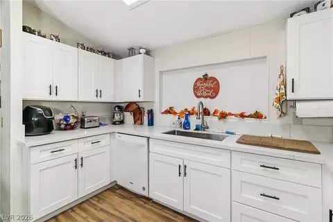 Kitchen - 1690 Solano Ln, Laughlin, NV 89029 photo 7 of 8