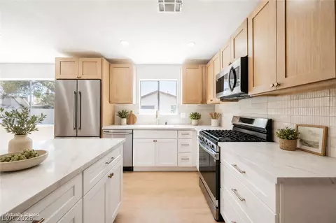 35 Hickory St, Las Vegas, NV 89110