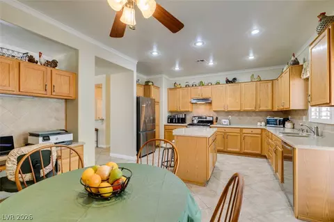 Kitchen - 575 Eagle Perch Pl, Henderson, NV 89012 photo 5 of 6
