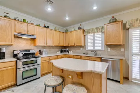 Kitchen - 575 Eagle Perch Pl, Henderson, NV 89012 photo 2 of 6