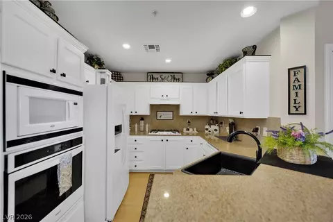 83 E Agate Ave #305, Las Vegas, NV 89123