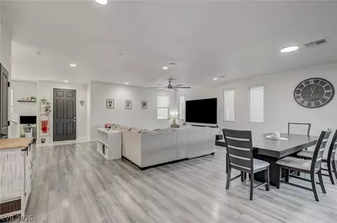 Entry Way - 976 E Sunset Rd, Henderson, NV 89011 photo 2 of 8