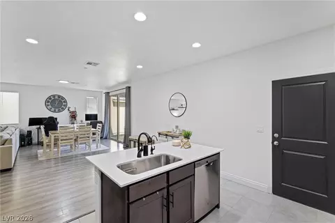 Entry Way - 976 E Sunset Rd, Henderson, NV 89011 photo 3 of 8