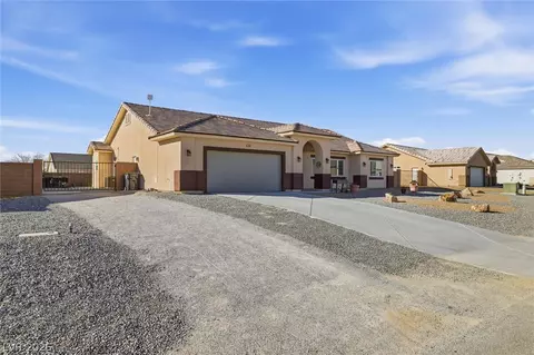 4800 Honey Locust Dr, Pahrump, NV 89061