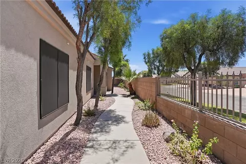 Exterior - 1427 Palm Dr, Laughlin, NV 89029 photo 3 of 14