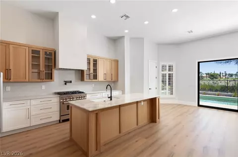 8649 Robinson Ridge Dr, Las Vegas, NV 89117
