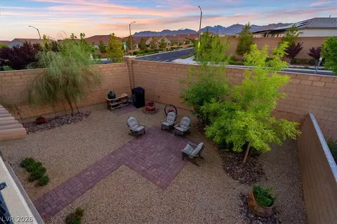 8801 Highland Skye Dr, Las Vegas, NV 89166