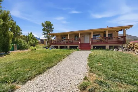 78 Pine Rd, Cold Creek, NV 89124