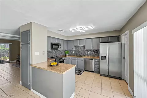 572 Willow Green Dr, Las Vegas, NV 89169