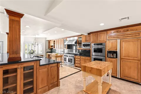 8821 Sandspring Dr, Las Vegas, NV 89134