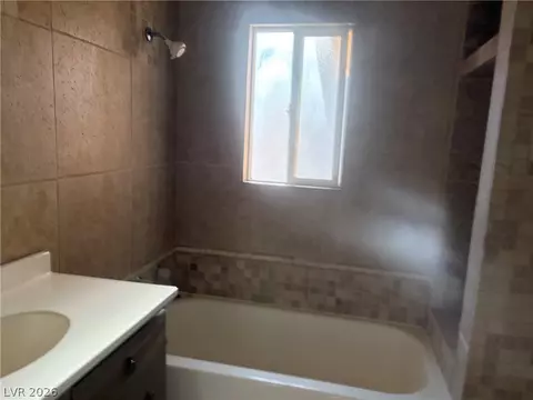 Bath - 1071 Canyon St, Ely, NV 89301 photo 3 of 5