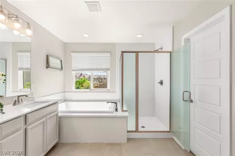 Bath - 316 Cape Seville Pl, Henderson, NV 89015 photo 2 of 4
