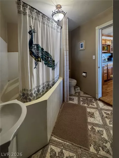 Bath - 560 Bonelli Ave, Overton, NV 89040 photo 1 of 2